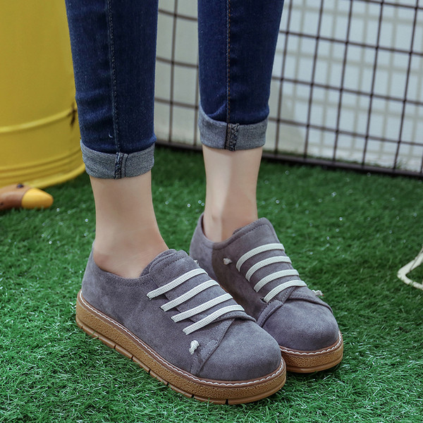 Retro γυναικεία παπούτσια σε τρία χρώματα σε ένα καθαρό μοτίβο