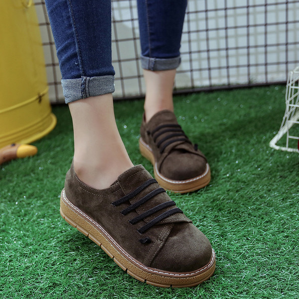 Retro γυναικεία παπούτσια σε τρία χρώματα σε ένα καθαρό μοτίβο