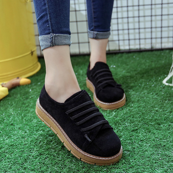 Retro γυναικεία παπούτσια σε τρία χρώματα σε ένα καθαρό μοτίβο