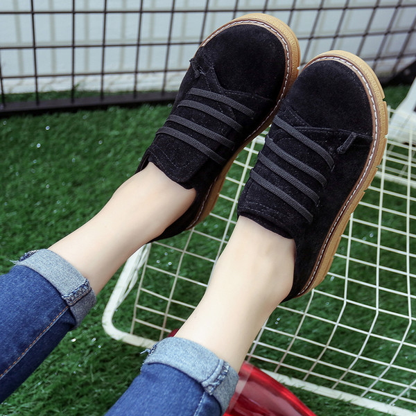 Retro γυναικεία παπούτσια σε τρία χρώματα σε ένα καθαρό μοτίβο