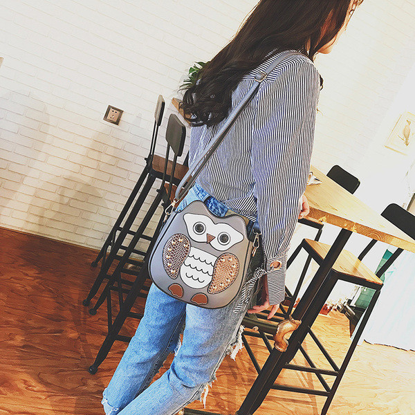 Πολύ όμορφο γυναικείο σακίδιο με τετράχρωμη διακόσμηση