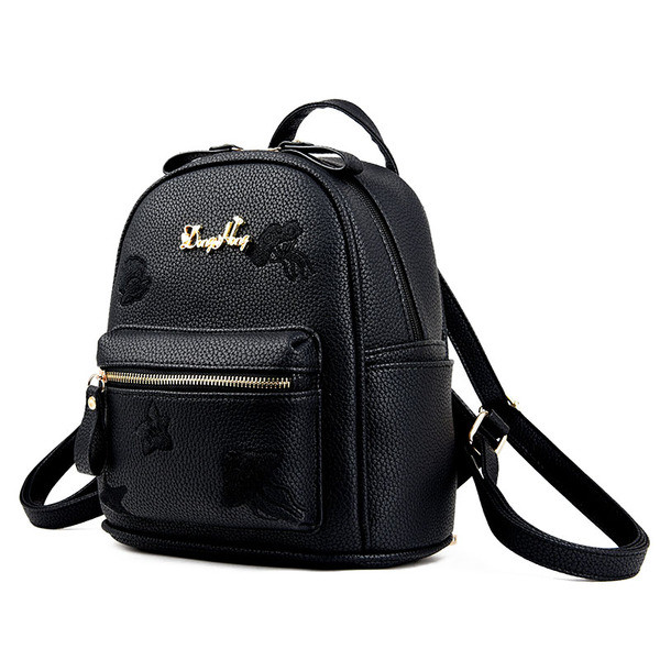 Γυναικείο σακίδιο σε μαύρο χρώμα με κεντήματα κατάλληλα για τη καθημερινή ζωή