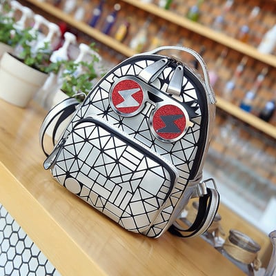 Ένα ενδιαφέρον μοντέλο σακιδίου σε κίτρινο, μαύρο και ασημί χρώμα