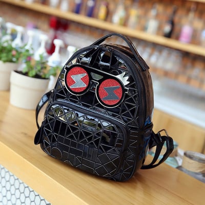 Ένα ενδιαφέρον μοντέλο σακιδίου σε κίτρινο, μαύρο και ασημί χρώμα