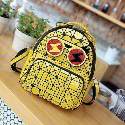 Ένα ενδιαφέρον μοντέλο σακιδίου σε κίτρινο, μαύρο και ασημί χρώμα