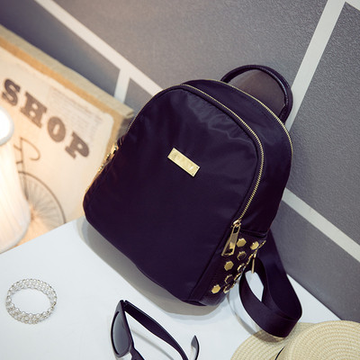 Όμορφο γυναικείο σακίδιο σε μαύρο χρώμα σε καθαρό μοτίβο