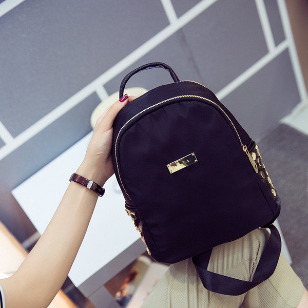 Όμορφο γυναικείο σακίδιο σε μαύρο χρώμα σε καθαρό μοτίβο