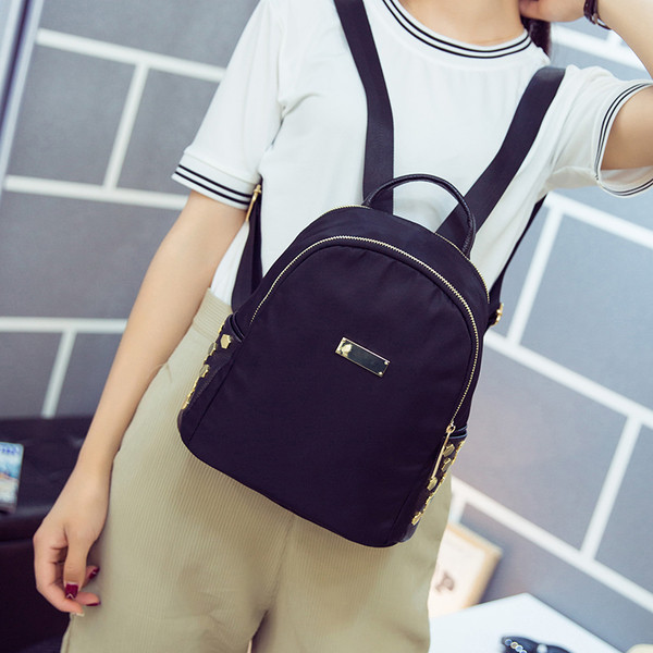 Όμορφο γυναικείο σακίδιο σε μαύρο χρώμα σε καθαρό μοτίβο