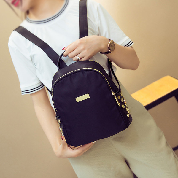 Όμορφο γυναικείο σακίδιο σε μαύρο χρώμα σε καθαρό μοτίβο