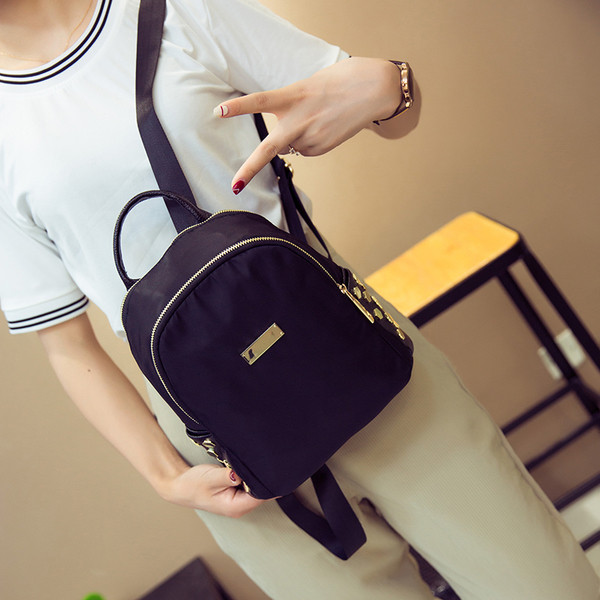 Όμορφο γυναικείο σακίδιο σε μαύρο χρώμα σε καθαρό μοτίβο