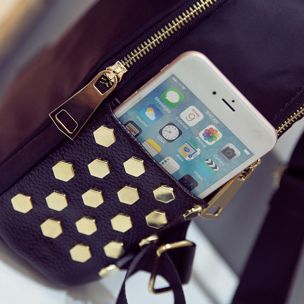 Όμορφο γυναικείο σακίδιο σε μαύρο χρώμα σε καθαρό μοτίβο