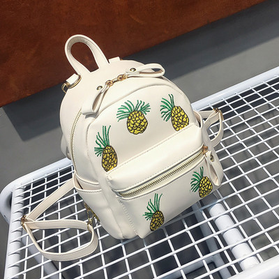 Κομψή γυναικεία τσάντα μίνι  με κεντήματα σε μαύρο και άσπρο χρώμα