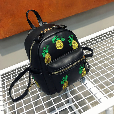 Κομψή γυναικεία τσάντα μίνι  με κεντήματα σε μαύρο και άσπρο χρώμα