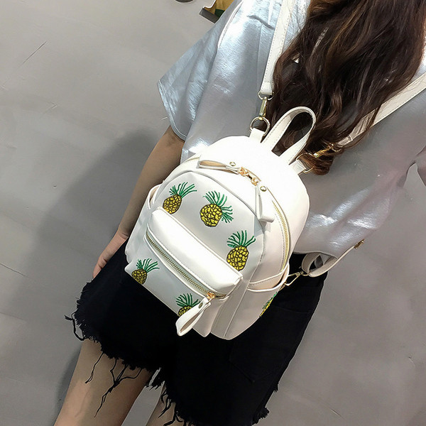 Κομψή γυναικεία τσάντα μίνι  με κεντήματα σε μαύρο και άσπρο χρώμα