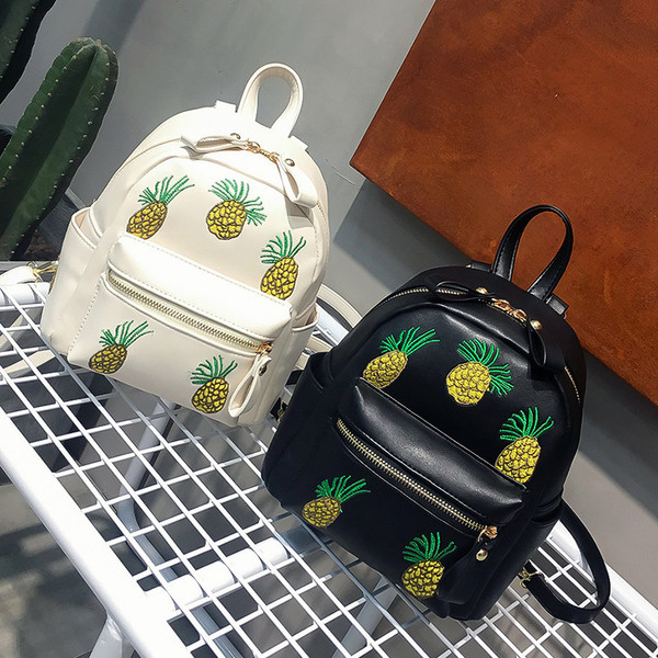 Κομψή γυναικεία τσάντα μίνι  με κεντήματα σε μαύρο και άσπρο χρώμα