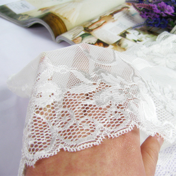 Удобно дантелено бюстие в няколко цвята