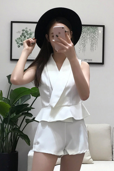 Κομψό γυναικείο σύνολο  αμάνικο και σορτς σε τρία χρώματα