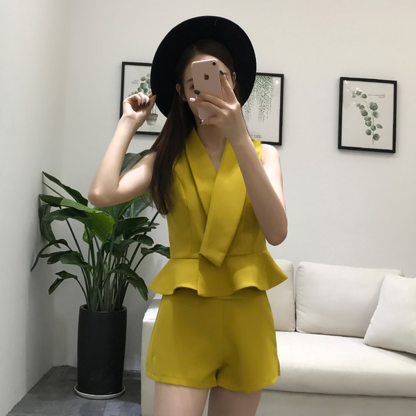 Κομψό γυναικείο σύνολο  αμάνικο και σορτς σε τρία χρώματα