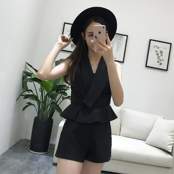 Κομψό γυναικείο σύνολο  αμάνικο και σορτς σε τρία χρώματα