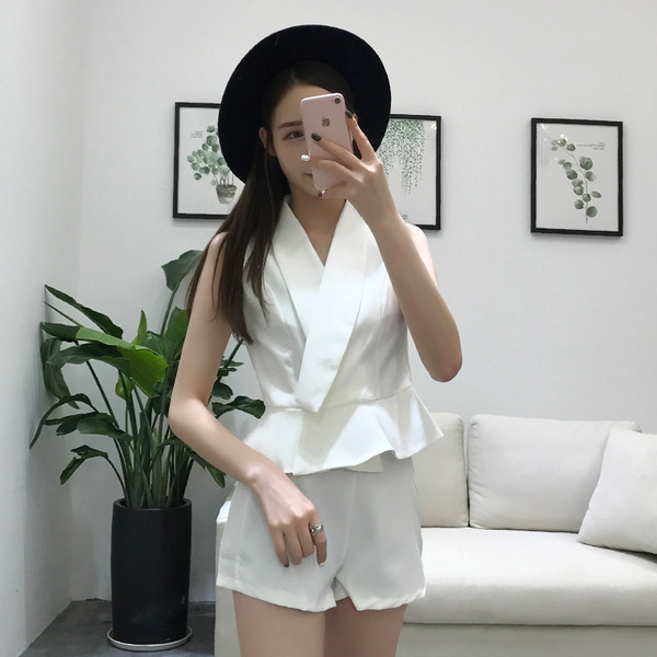 Κομψό γυναικείο σύνολο  αμάνικο και σορτς σε τρία χρώματα