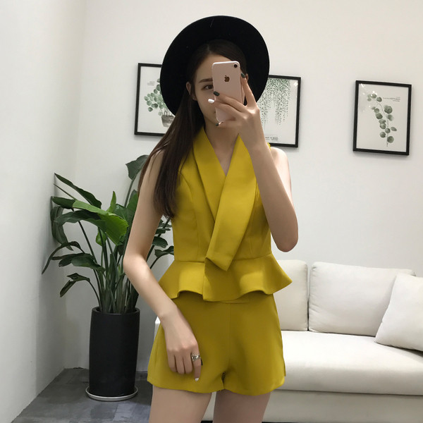 Κομψό γυναικείο σύνολο  αμάνικο και σορτς σε τρία χρώματα