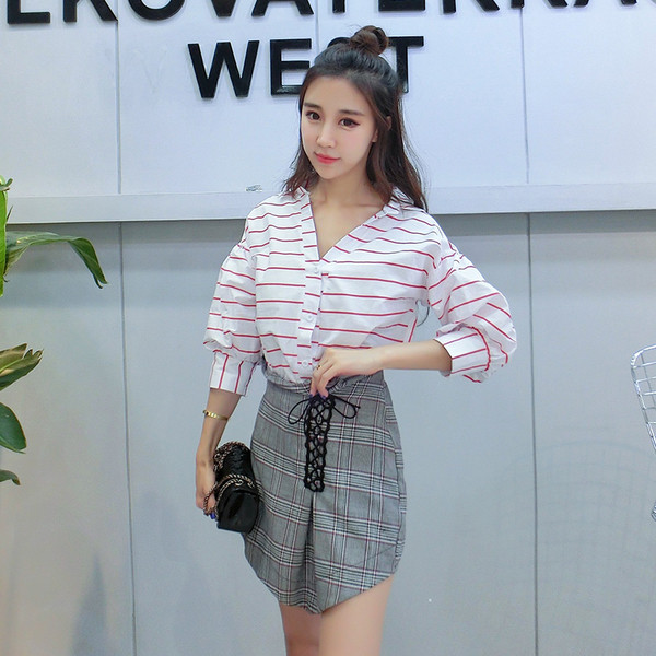 Κομψό γυναικείο σύνολο  - ενδιαφέρουσα φούστα και ριγέ πουκάμισο