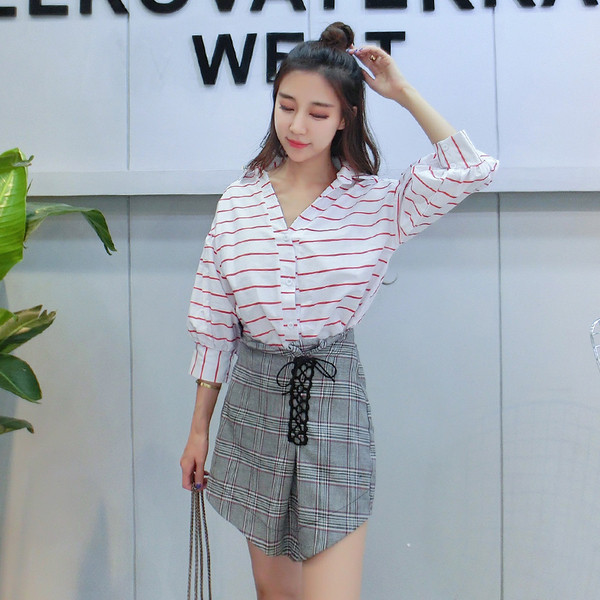 Κομψό γυναικείο σύνολο  - ενδιαφέρουσα φούστα και ριγέ πουκάμισο