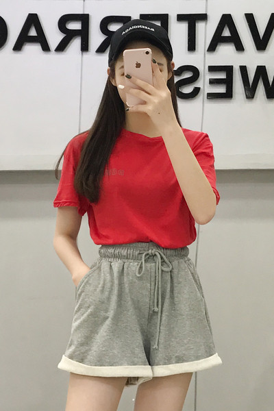 Κομψό γυναικείο σύνολο casual - παντελόνι και  μπλουζάκι σε κόκκινο χρώμα