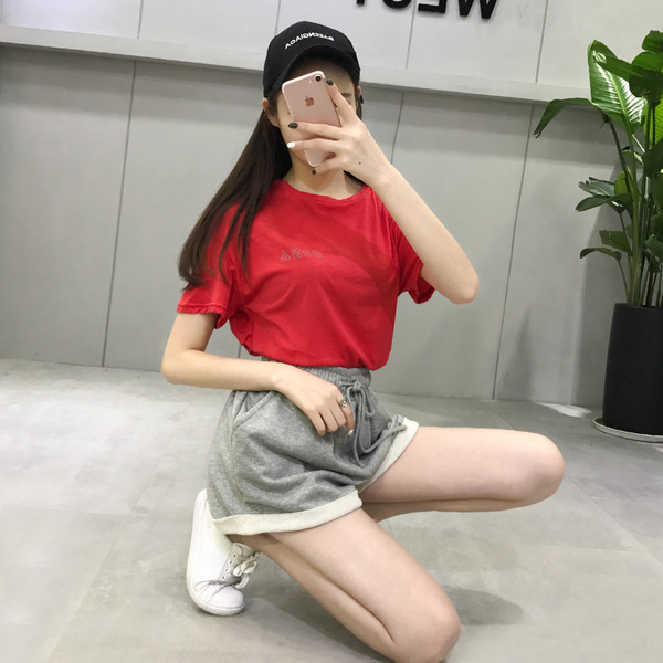 Κομψό γυναικείο σύνολο casual - παντελόνι και  μπλουζάκι σε κόκκινο χρώμα