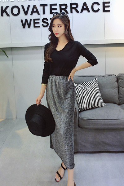 Γυναικείο σετ - μακρύ κομψή γυαλιστερή φούστα και μπλούζα σε μαύρο χρώμα