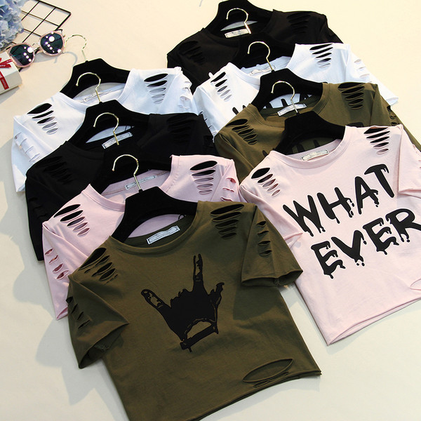 Σύντομη μπλούζα  με περικοπές και επιγραφές