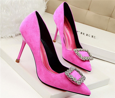 Много красиви дамски обувки на висок ток с красива метална орнаментика 