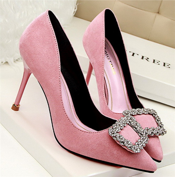 Много красиви дамски обувки на висок ток с красива метална орнаментика 