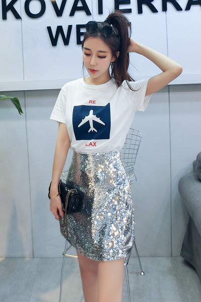 Κομψό γυναικείο σύνολο  - φούστα και μπλούζα με εικόνα