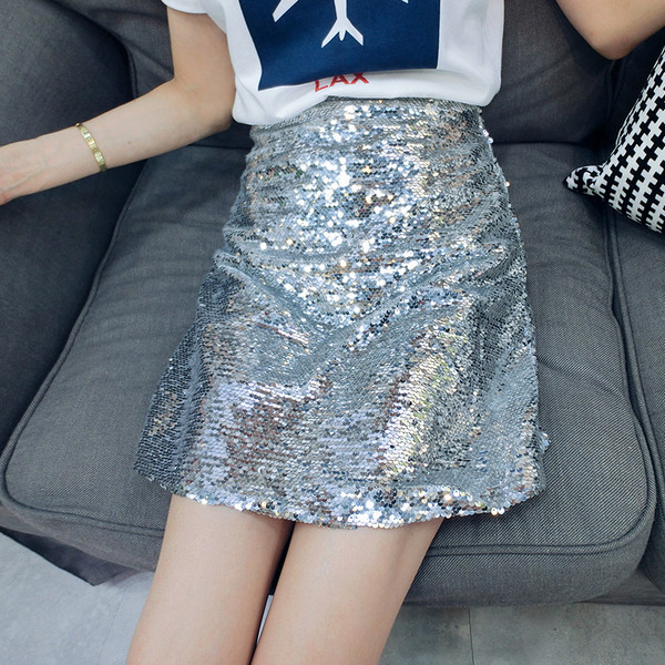 Κομψό γυναικείο σύνολο  - φούστα και μπλούζα με εικόνα