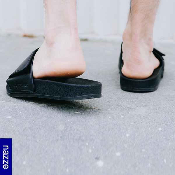 Актуални чехли за мъжете с лепенки в черен цвят