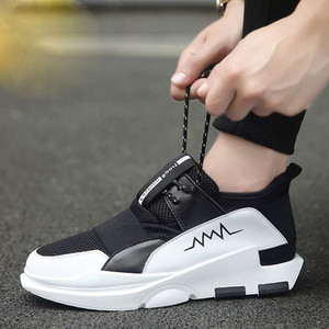 Πολύ κομψά ανδρικά πάνινα παπούτσια με μια άνετη σόλα σε τρία χρώματα