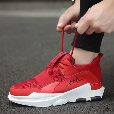 Πολύ κομψά ανδρικά πάνινα παπούτσια με μια άνετη σόλα σε τρία χρώματα