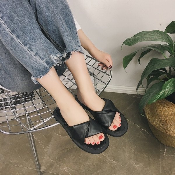 Casual γυναικείες παντόφλες σε λευκό και μαύρο χρώμα