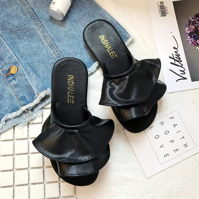 Κομψές γυναικείες παντόφλες σε μπεζ και μαύρο χρώμα