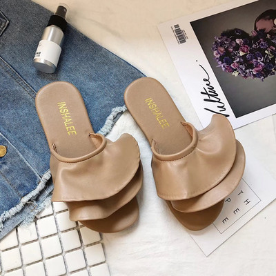 Κομψές γυναικείες παντόφλες σε μπεζ και μαύρο χρώμα