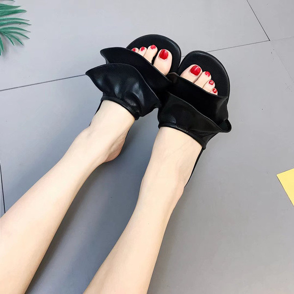 Κομψές γυναικείες  παντόφλες  σε μπεζ και μαύρο χρώμα