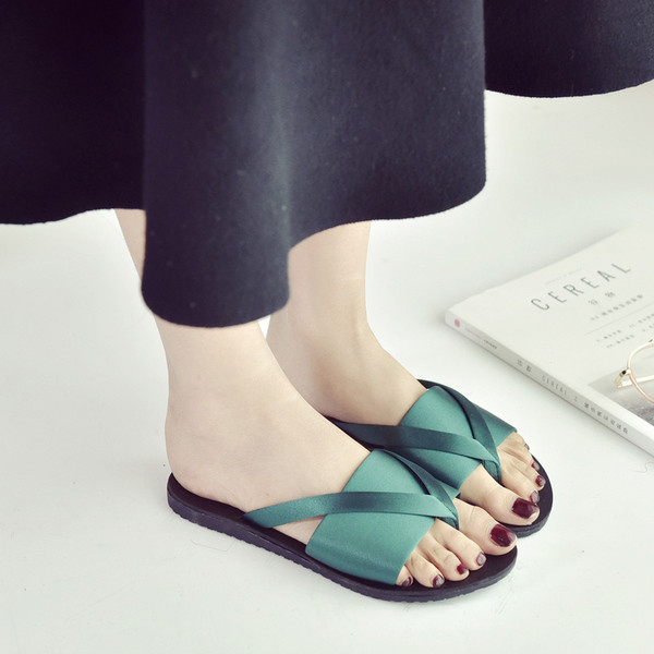 Γυναικείες παντόφλες με μια λεπτή σόλα σε πράσινο και μαύρο χρώμα