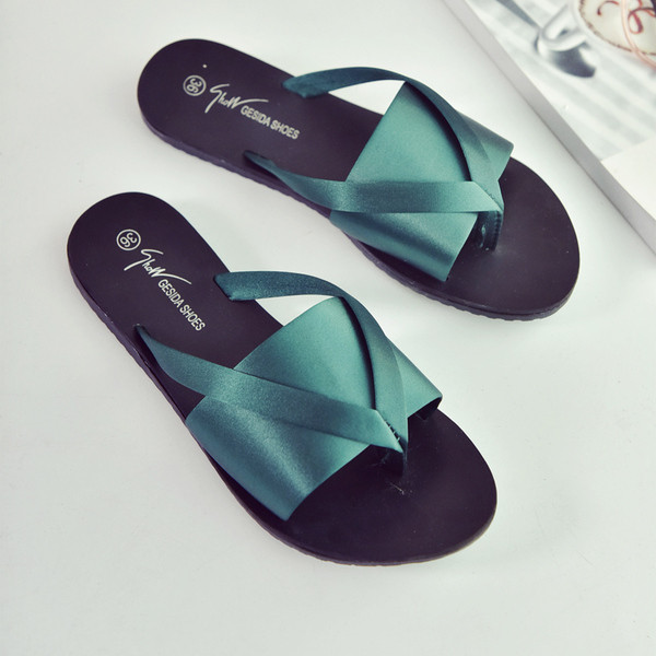 Γυναικείες παντόφλες με μια λεπτή σόλα σε πράσινο και μαύρο χρώμα