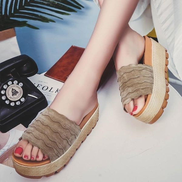 Casual γυναικείες παντόφλες σε τρία χρώματα με άνετη και υψηλή πλατφόρμα