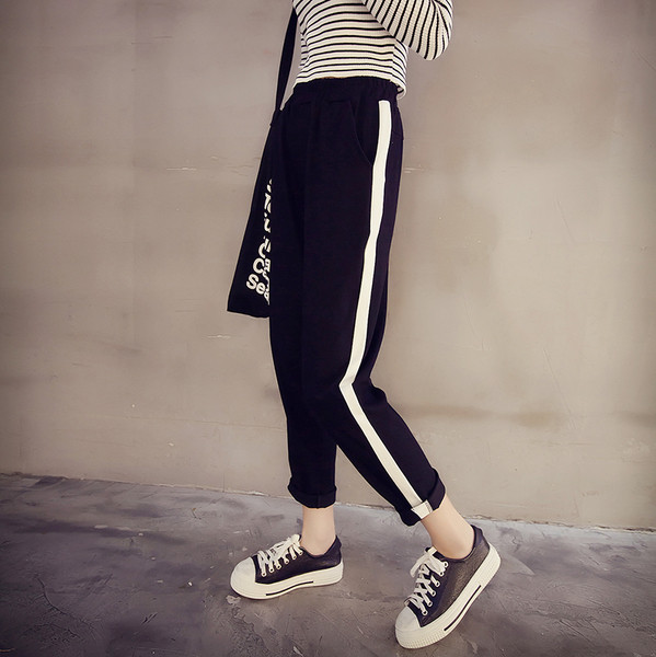 Спортно-елегантни дамски панталони в черен цвят, подходящи за ежедневие