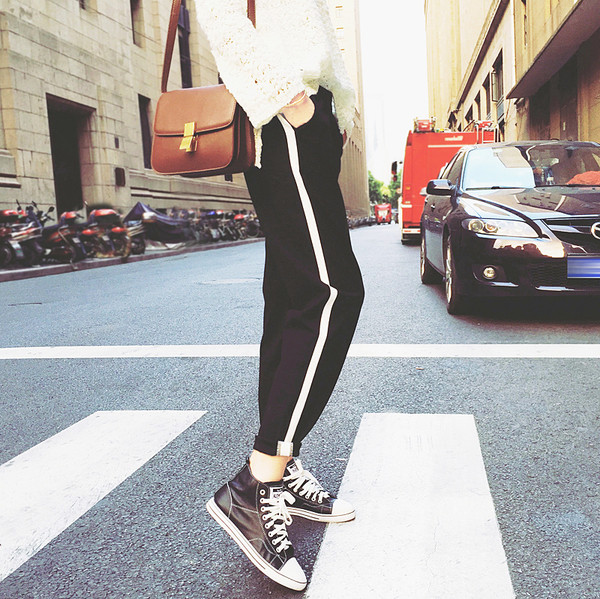 Спортно-елегантни дамски панталони в черен цвят, подходящи за ежедневие