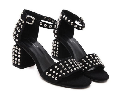 Κομψά σανδάλια με  ψηλό  τακούνι με ενδιαφέρουσες ασημένιες κορδέλες για διακόσμηση