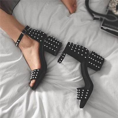 Стилни дамски сандали на висок дебел ток с интересни сребристи нитове за украса
