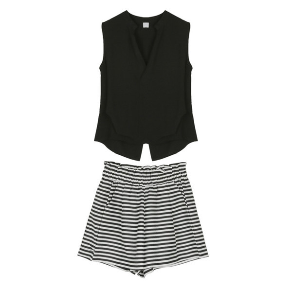 Κομψό γυναικείο σύνολο αμάνικο με  V-neck λαιμουδιά και ριγέ σορτς